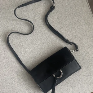 Väska från Carin Wester - Väska från Carin Wester. Följer med ett extra band man kan byta till.