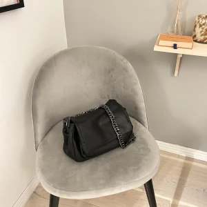 Väska - Säljer min stilrena väska från Zara😍 Köparen står för frakten!