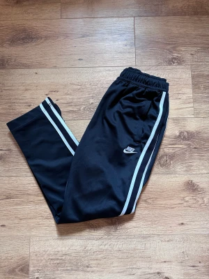 Mjukisbyxor  - Mjukisbyxor från Nike.   Rensar ur min garderob just nu🌼 Kika och se om du ser något mer i min profil som du gillar så skickar jag med det till dig också!😊 Fler kläder kommer! 