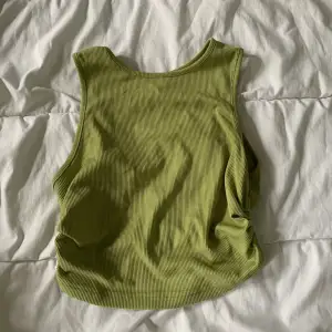 Grönt linne med öppen rygg 💚