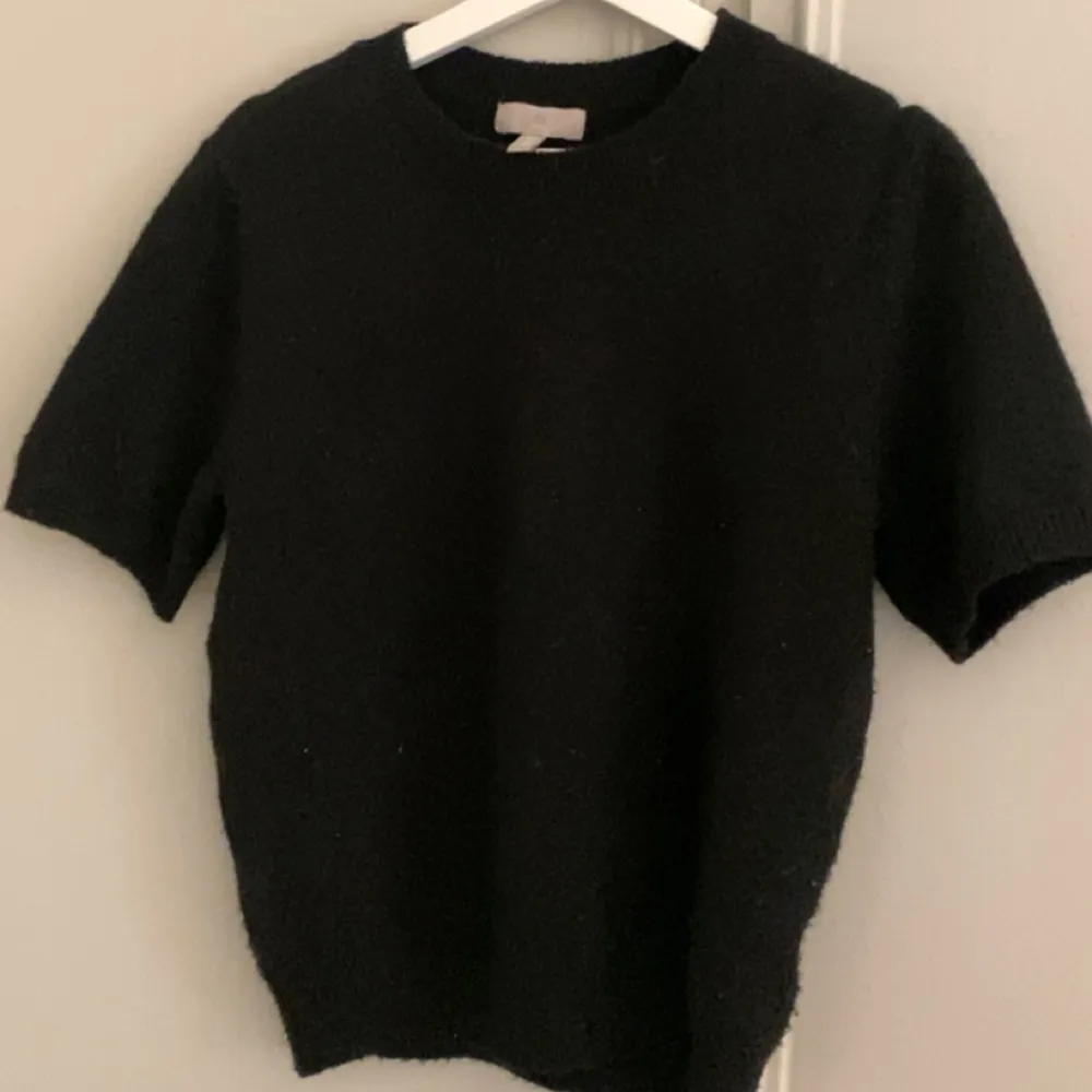 Säljer denna fina svarta stickade        T-shirt! Jättefin och trendig men säljs pågrund av ingen användning. Nästan aldrig använd och är i super bra skick!  . Tröjor & Koftor.