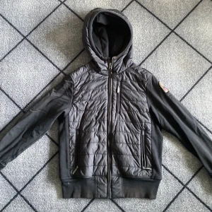 Parajumper jacka - Säljer denna svarta PJS jacka i storlek 10/140. I fint skick men ett litet hål i ryggen längst ner. Dock inget man tänker på. Nypris 2500kr