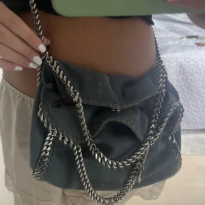 Säljer min Stella myccartney - Säljer min älskade Stella maccartney väska!!❤️❤️väskan är i bra skick å har inga slitningar finns äktenskapsbevis💓🤗 köpte väskan på Stella maccartys hemsida för 8000 kr säljer för endast 3800kr💓💓