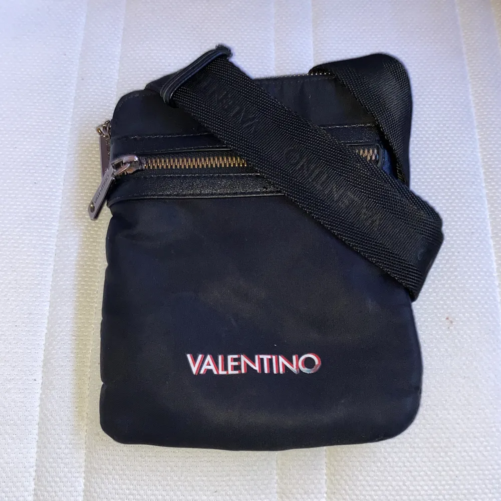En smal valentino axelväska köptes från Valentin original hemsida för 1 och ett halv år sen. Men är fortfarande i bra skick o inget fel med den. . Väskor.
