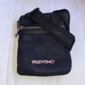 En smal valentino axelväska köptes från Valentin original hemsida för 1 och ett halv år sen. Men är fortfarande i bra skick o inget fel med den. 