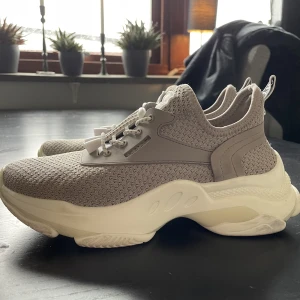 Steve Madden - Säljer mina Steve Madden skor. Köpt för länge sedan och bara använda 1-2 gånger, resten av tiden har de stått i min garderob. Väldigt fint skick. Nypris 1139kr. Vill ha 500:-. 
