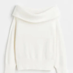 STICKAD OF SHOULDER TRÖJA💘 - Säljer denna slutsålda stickade off shoulder tröja från hm💘 den är använd 1-2 ggr och är i ett jätte bra skick 💘 den har inga defekter eller liknande 💘den är i storlek S men passar både xs och m 💘