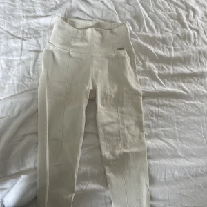 Aim’n tights  - Jag säljer dessa knappt använda aim’n tights i en så fin off-white färg! De är super fina i skicket och är höga i midjan💗  Orginalpris: 699 kr