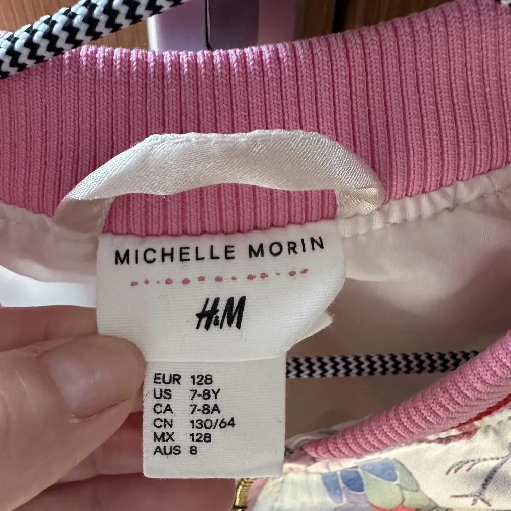 Söt jacka stl 128 - H&M i samarbete med Michelle Morin. Tunn att ha över tex klänning - har lyxig blank yta. Knappt använd då dottern växte ur snabbt - i fint skick, inga fläckar eller hål. . Jackor.