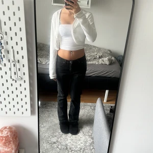 Svarta lågmidjade jeans - Svarta lågmidjade jeans som sitter bra på mig med storlek 36/38 s och jag är 167 lång🩷 Inga defekter och i bra skick!!