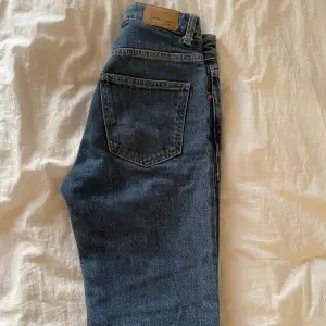 Bootcut jeans från Gina Tricot, i fint skick. Säljer pga att de blivit för små. Storlek 32, 250kr
