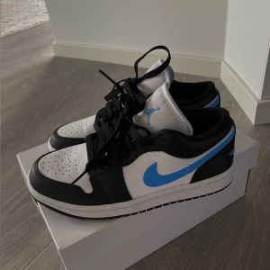 Jordan 1 low - Säljer nu mina jordans i färgen black university blue white pga att de ej kommer till användning och blivit för småa. Inte alls så mycket använda, inga stora defekter. Köptes för ca 2500kr. Hör av er vid funderingar 🩵pris kan diskuteras 