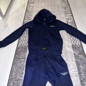 Mckenzie - Säljer en mckenzie tracksuit storlek S köptes på Jd sports för 400kr säljer för 200 men priset kan diskuteras vid snabb o smidig affär