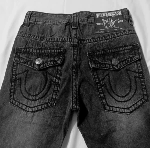 gråa true religion braxor - ett par redigt feta grå svarta trueys i strl 32. kom dm vid minsta lilla. ish straight fit, kolla bilderna. 10/10 condition bara testade aldrig använda. priset är inte hugget och tar gärna byten