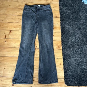 Jeans  - Säljer domma för att dom är för korta för mig och lite för lösa. Stretchigt tyg.