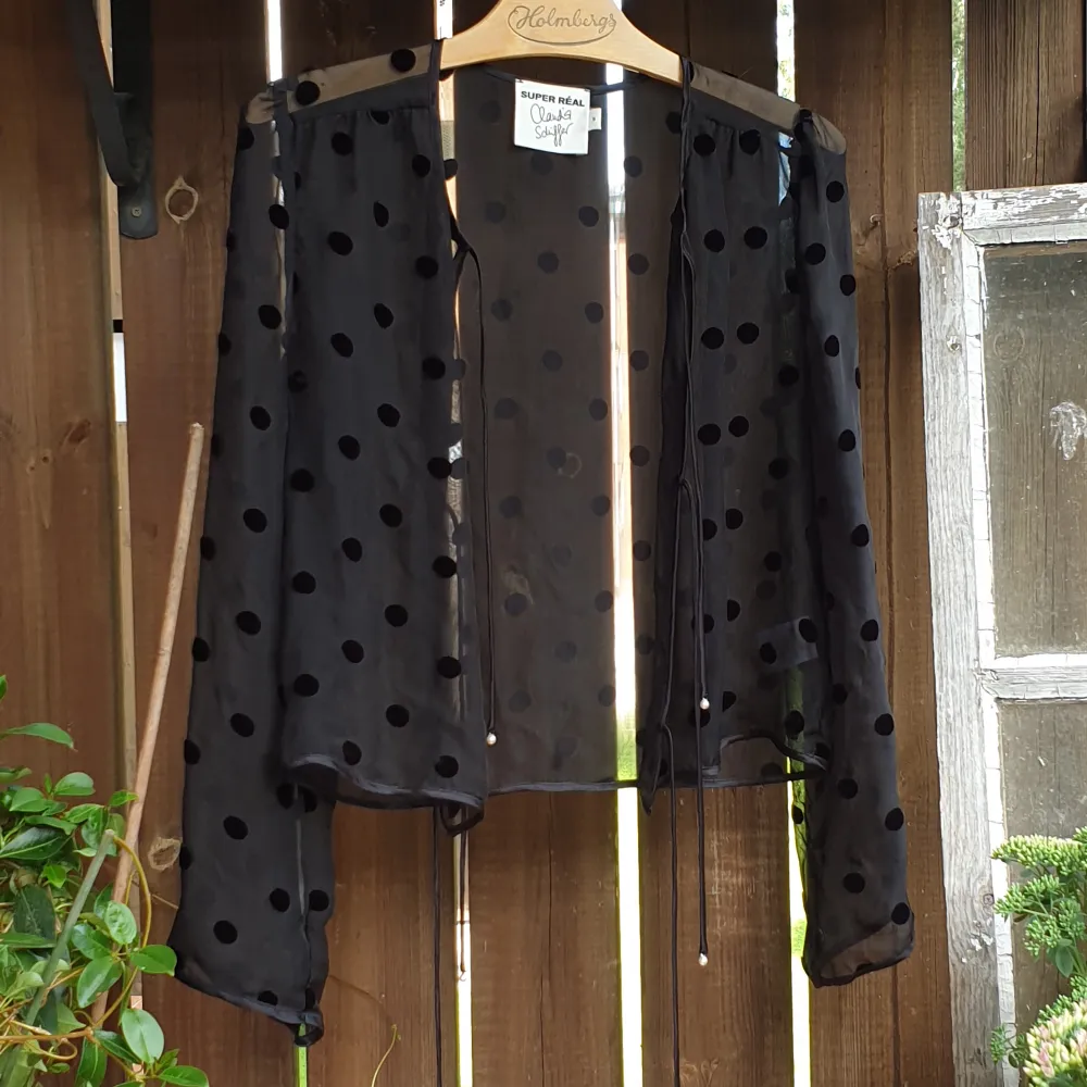 Réalisation Par - Claudia Schiffer collection  Model: Poppy Top Polka Dot   Size: s  Never used, in perfect condition!  Polka dots in a luxurious velvet<3. Blusar.