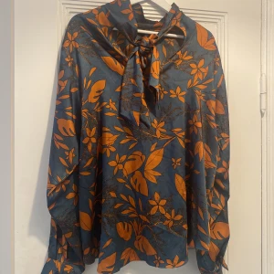 Blus - Blus från Zara. I mycket gott skick och passar perfekt till hösten 🍂