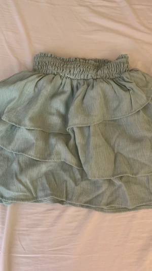 Turkos kjol strl 134/140 - Bra skick använd några gånger, för liten. Skriv för mer bilder/information🫶🏼🫶🏼