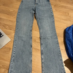 Jeans från ZARA - Mycket bra skick. Ej stretch, men jättefin passform. Straight leg. 