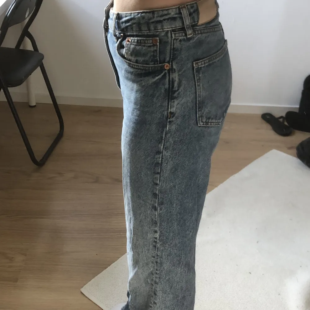 Skönaste jeansen från Zalando i storlek 38. De är i ett bra skick även fast dem är använda! Skriv för fler bilder eller frågor!🥰. Jeans & Byxor.