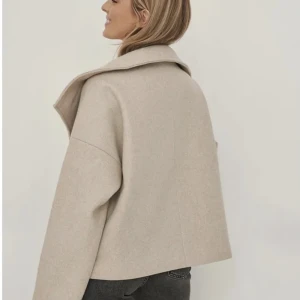 Kappa - Säljer min fina kappa från Monki! Har köpt en annan jacka därav att jag säljer💞 Nypris 599kr å väldigt lite använd (inga defekter av användning) 