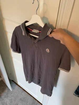 Moncler piké - Säljer nu min moncler piké som jag har haft ett tag nu.. men ändå bra skick! Äkta såklart och hör av er för fler funderingar!