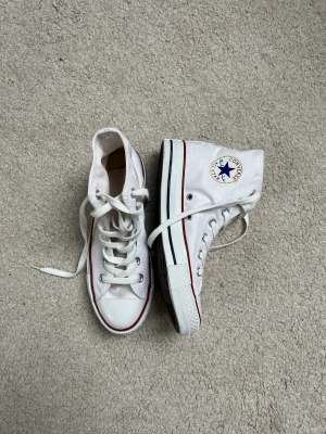 Vita Converse - Vita converse i storlek 37 som bara använts tre gånger och är därför i väldigt bra skick❤️