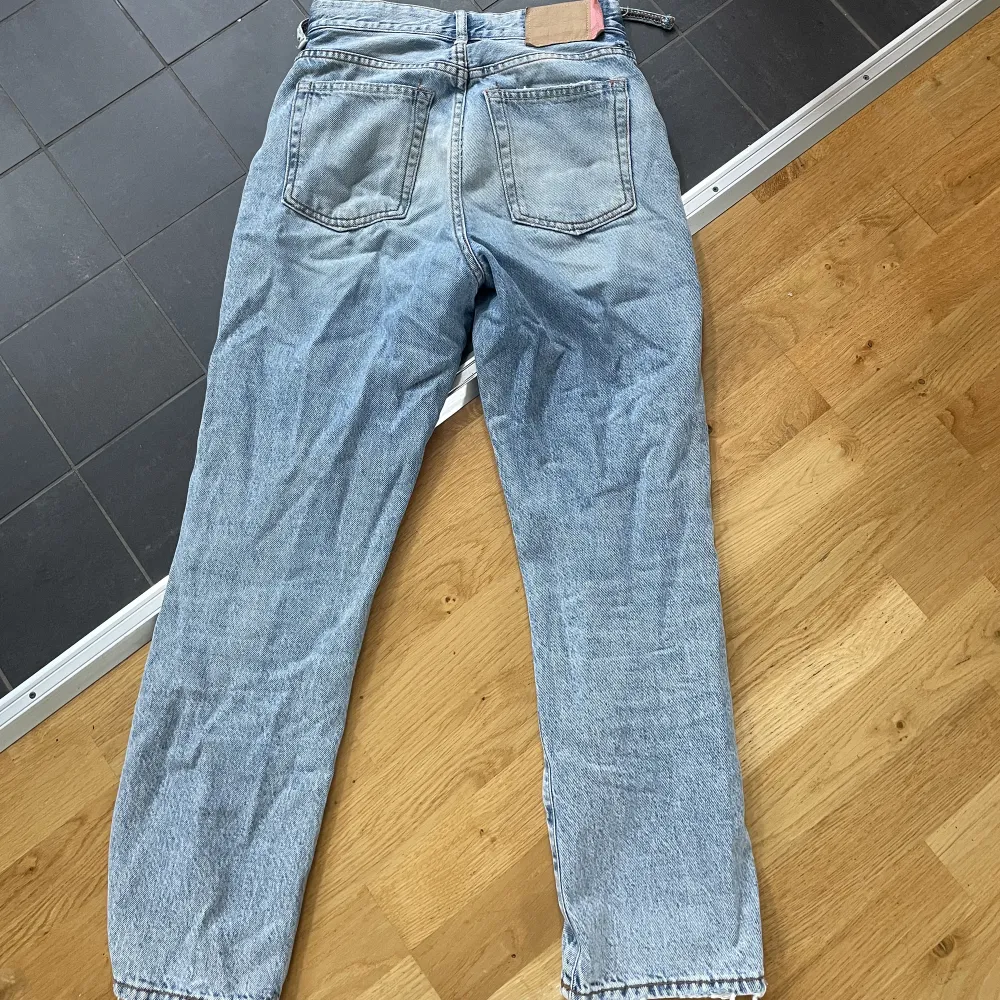Ett par blåa snygga jeans från Acne. Jeansen är använda mycket och därför urtvättade och söndriga på ett ställe (syns på bild 2). Storlek  26/32, 165/66A. . Jeans & Byxor.