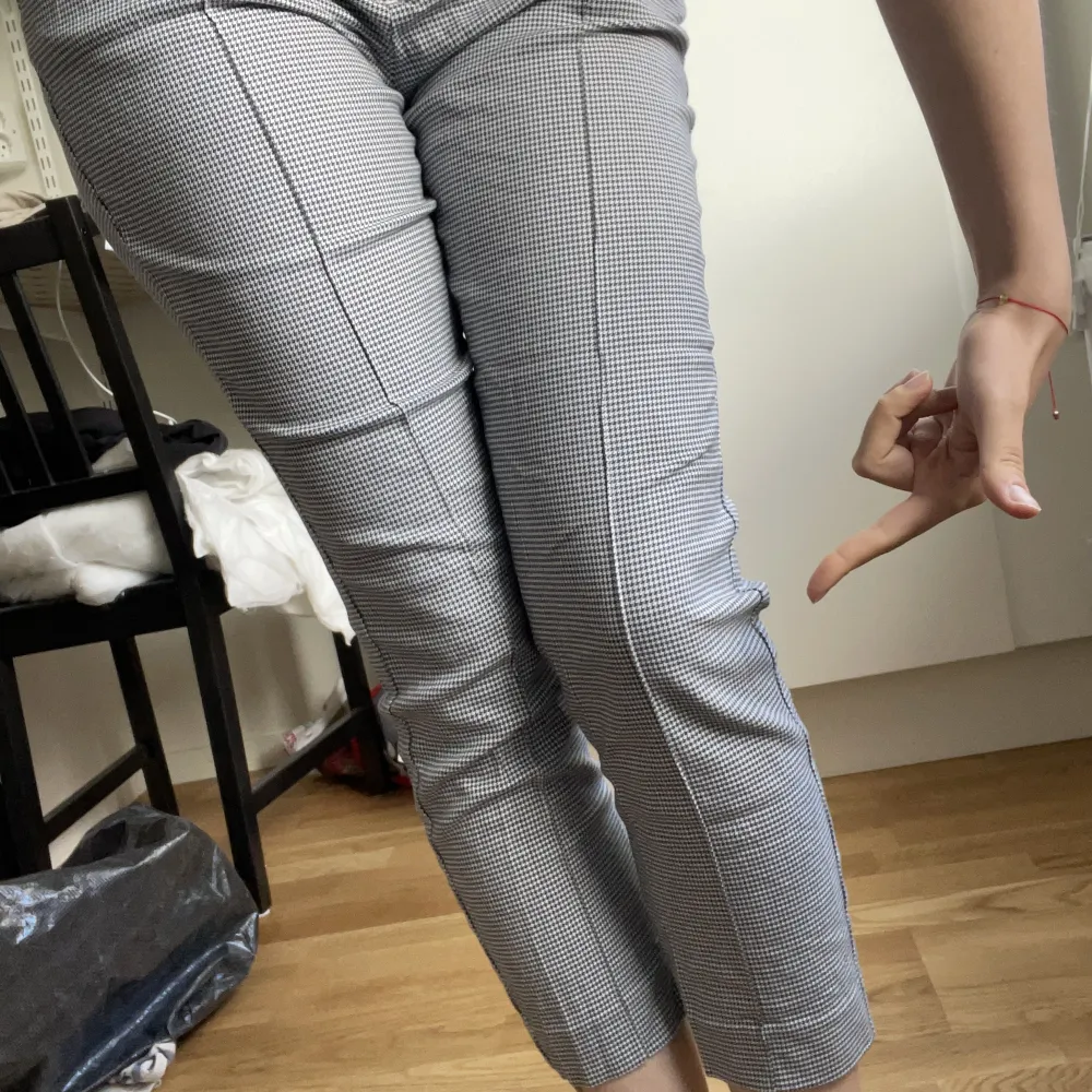 Garderobsrensning ☀️  Fina capribyxor i storlek 38 (passar en S/liten M)  Jättebekväma och perfekta för våren. . Jeans & Byxor.