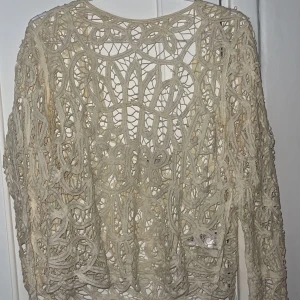 Virkad tröja - Supergullig virkad tröja ifrån Gina Tricot. Djup i ryggen där man knyter med ett litet band. Ingen stretch 