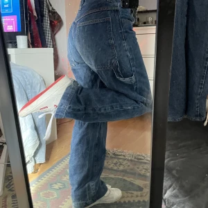 jeans  - straight leg jeans från brandy melville! skit kattiga men önska dom satt lösare på mig :,( lite slitna längst ner som man kan se på sista bilden men annars känns som ganska nya 