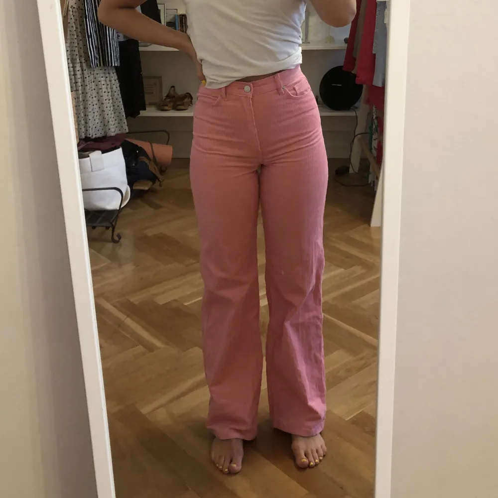 Svinsnygga Manchester byxor i rosa. Sitter som en smäck. Jag är 163 cm lång. Använda två gånger, i nyskick. . Jeans & Byxor.