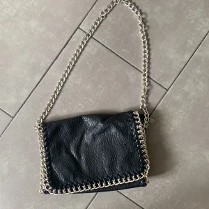 Tiamo väska💞💞 - INTRESSEKOLL på denna fina väska i strl medium. Kontakta gärna ifall ni är intresserade, pris kan diskuteras 🙌🏼