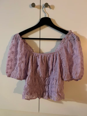 Blommig tröja  - Söt blommig tröja från vero Moda aldrig använd!  Storlek s 