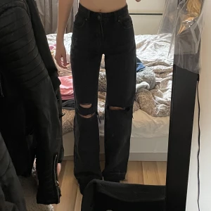 Jeans - Ett par svarta jeans med hål på knäna från Bershka.🖤 Nästintill helt oanvända, fint skick! Storlek xs tänkte sälja för 200kr☺️