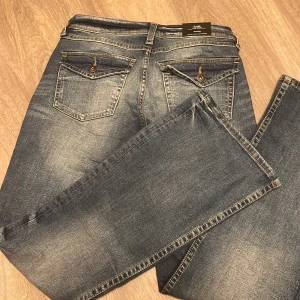 Low Waist HM jeans - SLUTSÅLDA HM JEANS.  För korta för mig som är 177 så passar någon som är under 174 Storlek 36  Budgivning om många är intresserade 