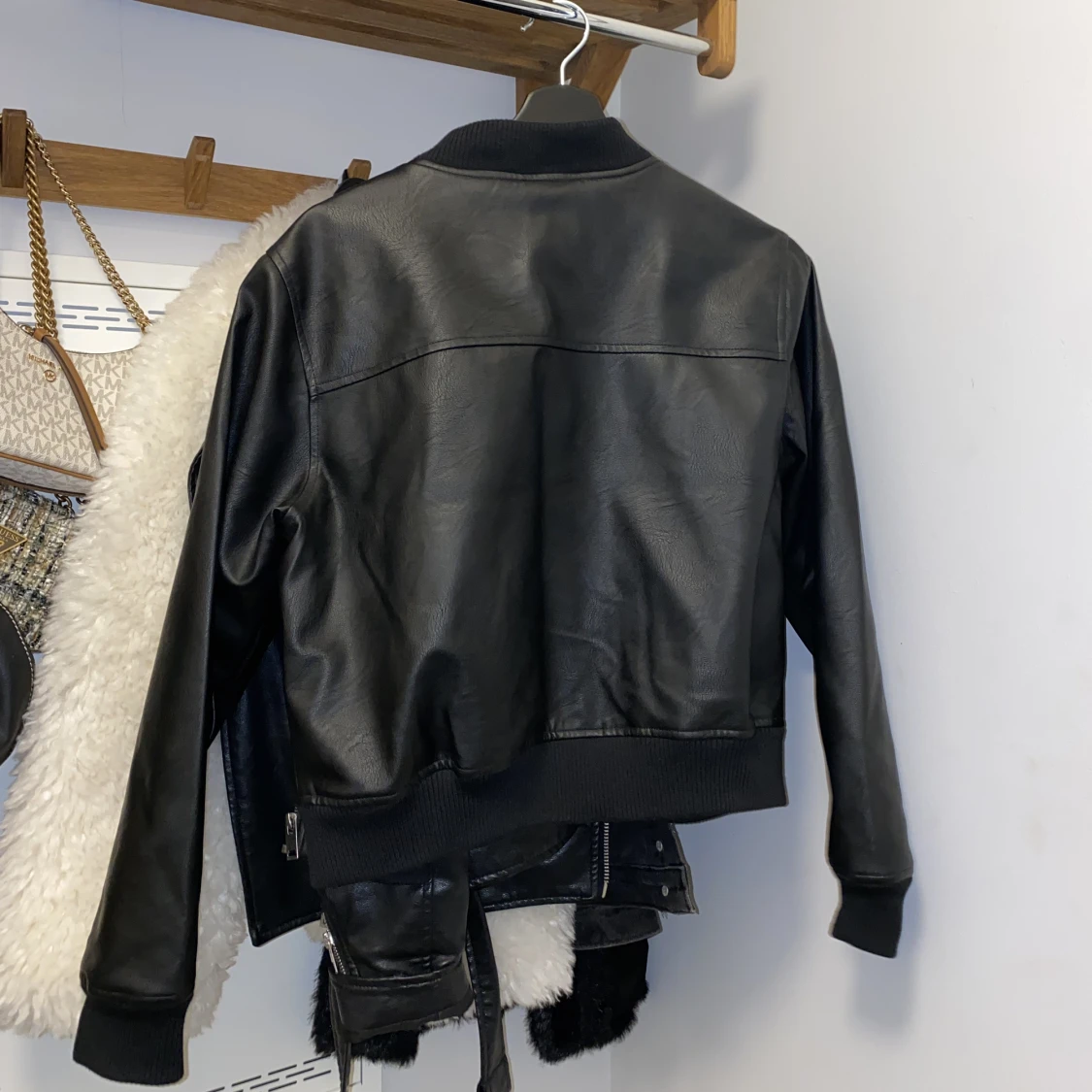 SVART BOMBERJACKA I FUSKLÄDER - 90