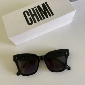 Chimi glasögon - Säljer mina chimiglassögon i modellen 005 färgen berry, jättebra skick😍