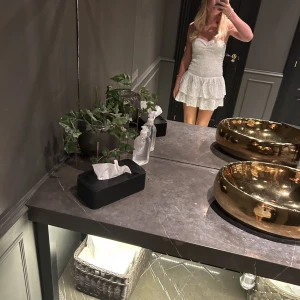 Klänning  - En jättefin klänning från meet me there. Köpte den i början på sommaren och har bara använt den 2 gånger💗