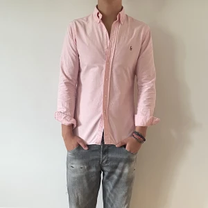 Ralph Lauren Skjorta  - Ralph Lauren Skjorta - Storlek S - varan är i jätte fint skick, inga flaws - modellen är 188cm och 83kg - vid frågor eller funderingar är det bara att skriva! 