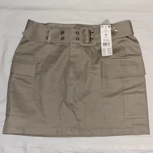 Kjol från Gina tricot - Säljer denna snygga kjol från GinaTricot då den tyvärr aldrig hann komma till användning. Är i storlek Xs men passar även som S🤍Köpt för 359kr