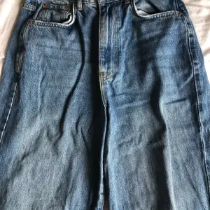 Gammla jeans som knappt är använda. Kommer från Gina tricot, storlek 36 och är tveksam om det skulle passa 38 eftersom materialet är inte så stretchigt.