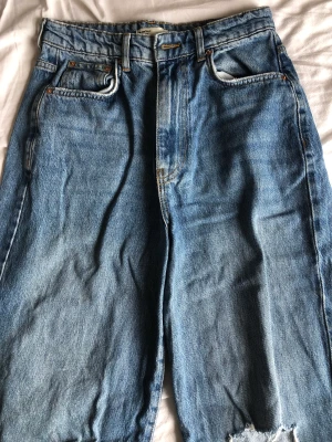 ”Perfect Jeans” - Gammla jeans som knappt är använda. Kommer från Gina tricot, storlek 36 och är tveksam om det skulle passa 38 eftersom materialet är inte så stretchigt.