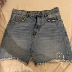 Helt nytt jeanskjol för 85kr storlek 40. Oanvänd