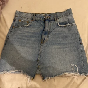Jeanskjol - Helt nytt jeanskjol för 85kr storlek 40. Oanvänd