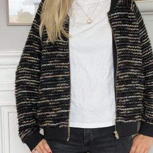 jacka multifärgad  - så cool bomberjacka i svart o olika färger med glitter