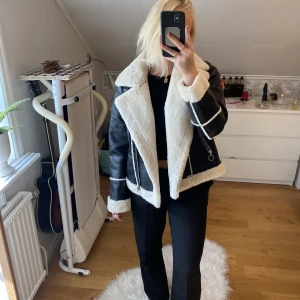 Fodrad skinnjacka - En fodrad skinnjacka, köpt ifrån Madlady men på etiketten står det ”Brave Soul”. Sparsamt använd, bra skick. 