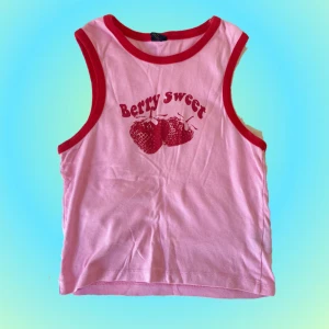 Strawberry tank top - En söt topp från Urban outfitters, använd enstaka gånger och i gott skick. Budgivning vid högt intresse, annars först till kvarn.