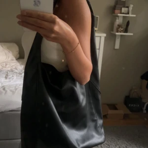 SKINN VÄSKA - den perfekta skolväskan!! man får plats med allt. min favorit väska men har köpt en ny nu och får ej användning för denna längre.  defekt: vit färg vid sidan, bild 3.