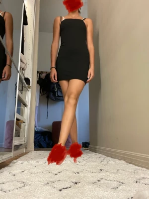 Svart klänning - Säljer min svarta super fina klänning från H&M. Köpt för ca 200